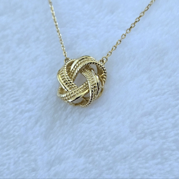 Rachel Zoe Gold💛 Stationary Love♥️ Knot🪢 Pendant Necklace - NWT - Picture 3 of 15